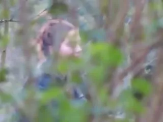 丰满的金发女郎分享公鸡
