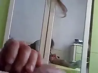 自爱在楼梯上