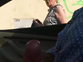 拉斯抬起她的红色毛衣，吮吸一只公鸡