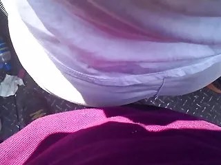 戴着面具的同性恋男孩将他纤细的情人吮吸完毕