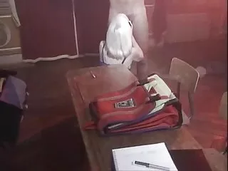 她被记录为吸吮公鸡