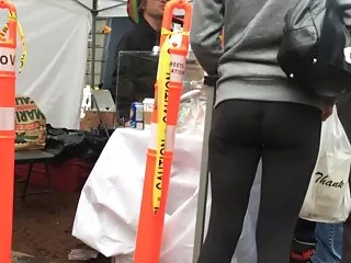 在攀爬和骑行之前，她在他的阴茎上工作